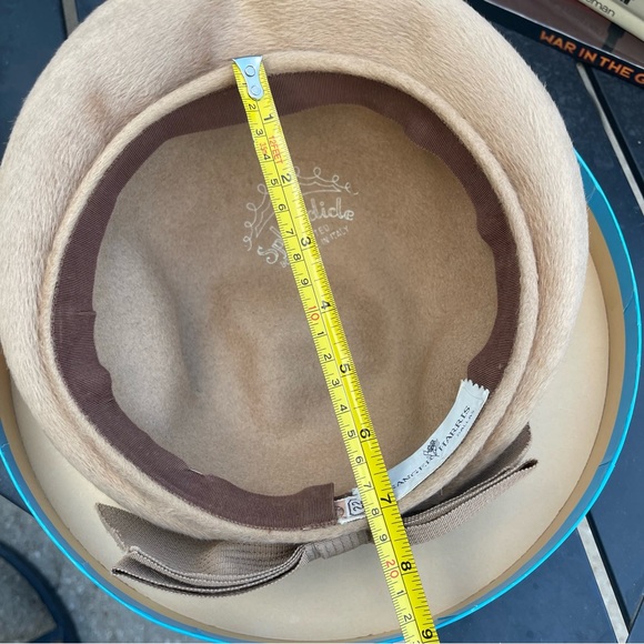 Vintage 1960s Ladies Tan Fur Felt Hat with Back Bow and Hat Box - Picture 12 of 17